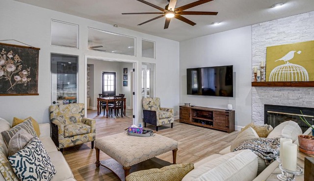 Outdoor Oasis w/Pool! Glendale Group Escape