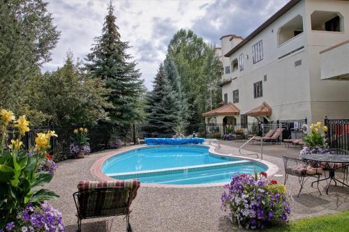 Outdoor Pool and Hot Tub, Gas Grill on Patio, Private Washer & Dryer