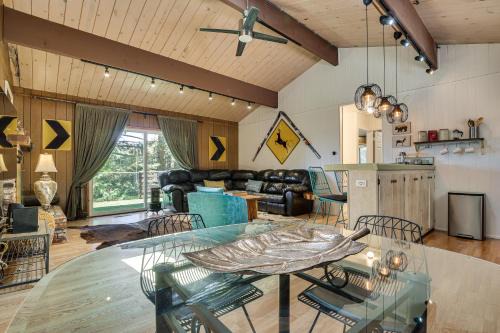 Overlooking Lake Gregory! Crestline Family Cabin