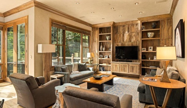 Owl Creek 20, Luxury family home with private balcony, deck, hot tub, and patio - near lifts!