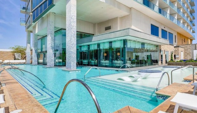 Palms Place Residence Deluxe Suite with Pool and Gym