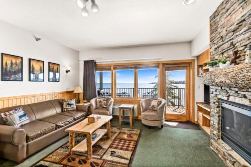 Panoramic Lake Views 1 BR King Suite & Whirlpool, Kitchen and Hot Tub