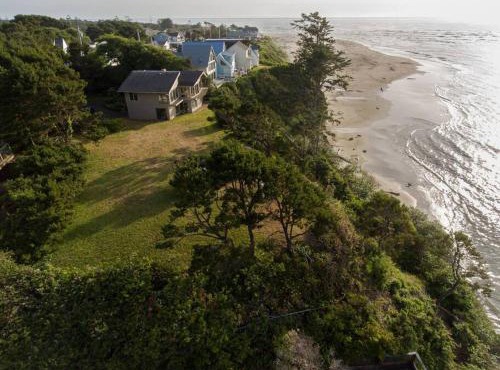 Panoramic Promontory: Bay View Beach House