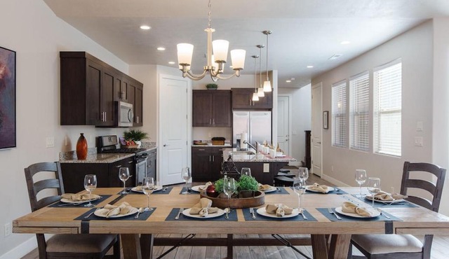Paradise Village 58 l Sweet Retreat Private Hot Tub, Gaming Console, Community Resort Style Pool and Water Park