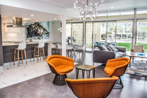 Patio, Grill & Mtn Views: Luxe Home in Palm Desert