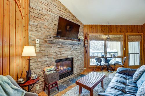 Patio & Pool Access! Year-Round Base in Bend
