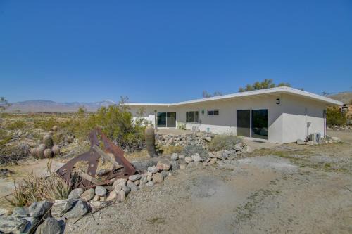 Patio & Views: Eccentric Desert Hot Springs Home