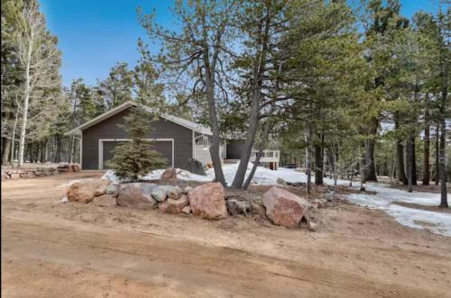 Peace in the Pines Hot Tub & Pikes Peak Views