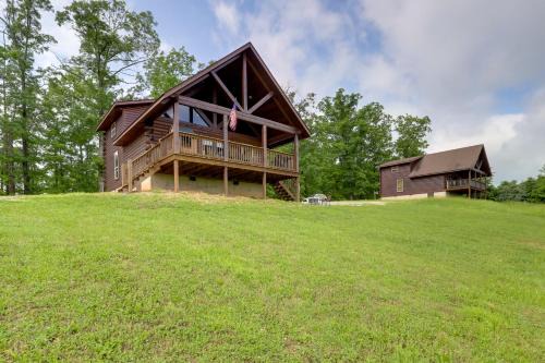 Peaceful 2-Cabin Property: 1 Mi to Current River!