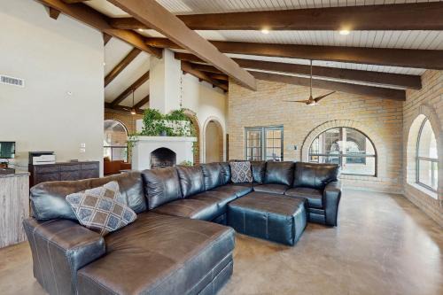 Peaceful, spacious, private pool and putting green