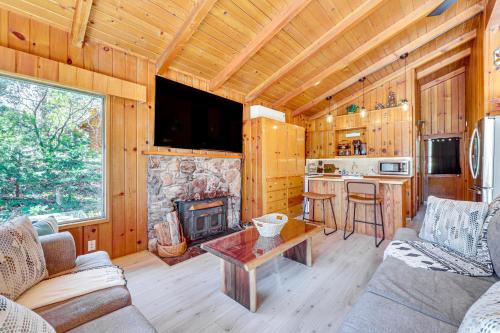 Peaceful Wooden Cabin, 2 Mi to Bass Lake!
