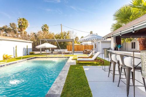 Peacock Paradise Home - Pool with Gazebo Bar & Firepit