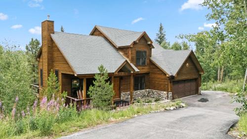 Peak 7 Mountain Lodge - Hot Tub & Expansive Views