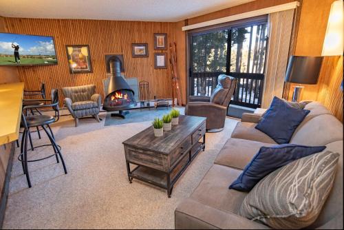 Peak 8 Village Getaway Condo: On Shuttle Route