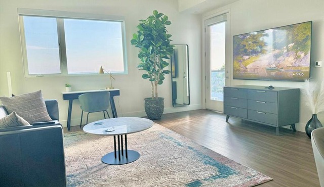 Penthouse with Views in Hollywood - One Bedroom w Parking
