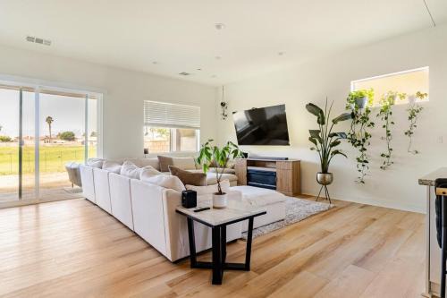 Perfect 3-Bedroom House with Golf & Sunset Views!