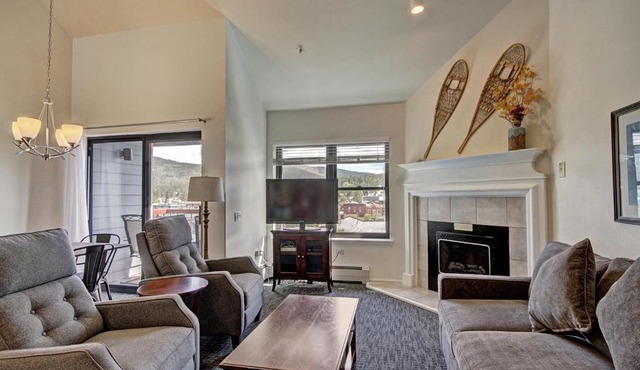 Perfectly Located 1Br With loft- Close to Lifts & Downtown