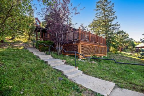 Pet Friendly! Historic cabin with an amazing mountain view, gas fireplace, two decks, & WiFi