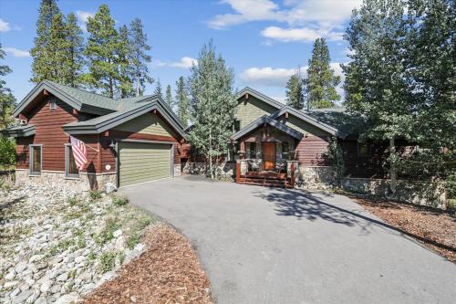 Pet Friendly, Pine Needle Lodge, a retreat with hot tub, views, and sleeps 10