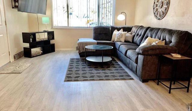 Pet Friendly Sleeps 12 near Garden of the Gods AF
