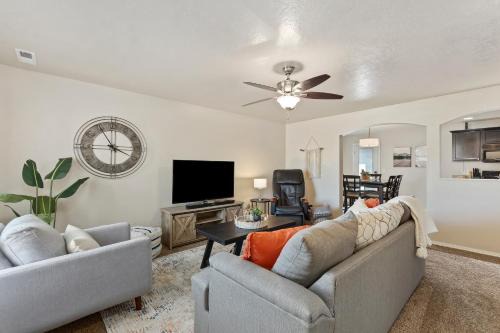Pet Friendly Stay Sleeps 9 Pool Workspace