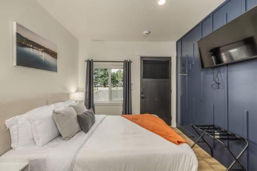 Pet Friendly Studio Steps from Food Truck Pavilion