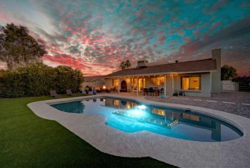 Phoenix Retreat Family Pool Fire Pit Golf