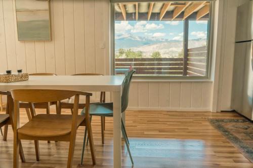 Pikes Peak Mountain View ★ 2 Bd Suite ★ 2 Kings