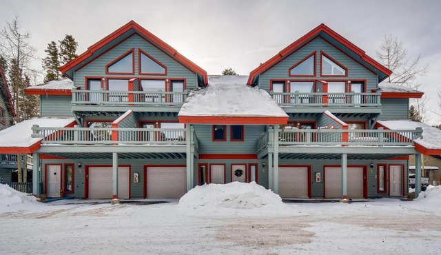 Pinecreek #F - 3 BR - Close to Town - Shuttle to Slopes - Pool and Hot Tub Access