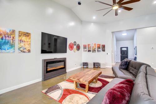 Pinetop-Lakeside Home w/Private Hot Tub & Bar