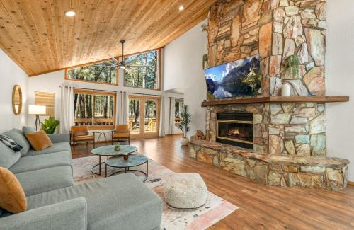 Pinewood Lodge - Backs to Forest - Near Downtown!