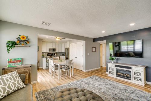 Pool Access & Lake Views: Osage Beach Family Gem