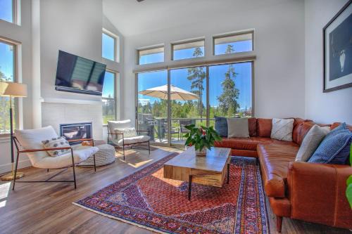 Pool Access & Mtn View! Luxe WP Cabin, Near Trails