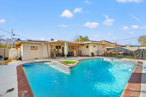 Pool & Fire Pits Pet Friendly 2 BR Home