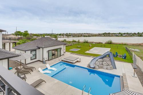 Pool, Hot Tub, Dock & Views! Luxe Moses Lake Manor