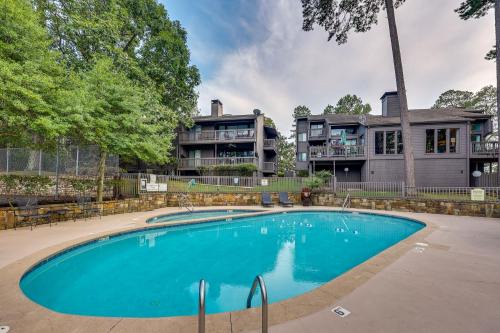 Pool, Hot Tub & Lake Access: Lake Hamilton Condo!