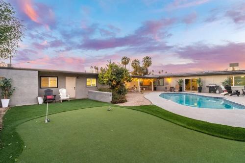 Pool with Patio Lounge & Mini Putti near Airport