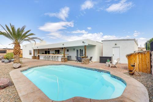 Poolside Relaxation: Group-Friendly Home in Havasu