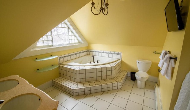 Pope House - Hist. Mansion - The Green Suite