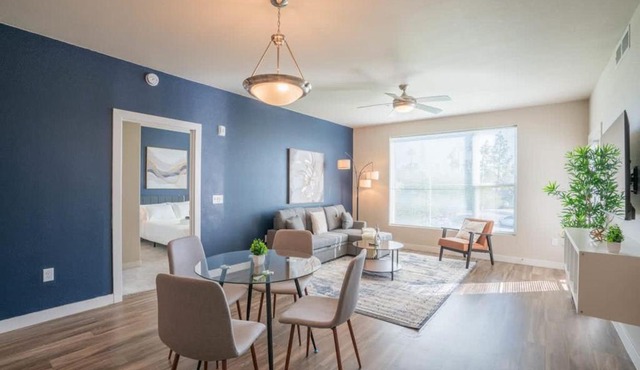 Posh 2BD - Gym, Pool, Parking, W-D - Sleeps 8