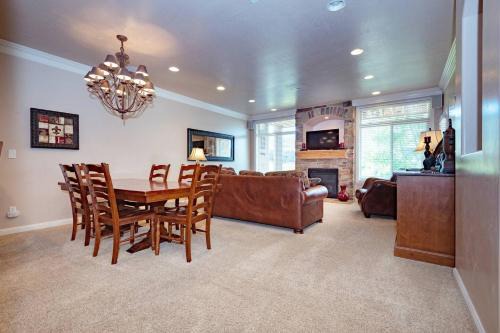 Powder Palace LS44 Ski Getaway Hot Tub & Games