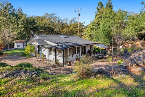 Private Acre with BBQ Patio 5min to Healdsburg Plaza