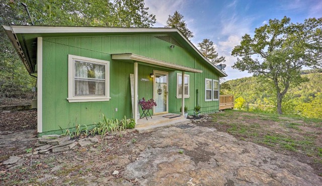 Private Eureka Springs Retreat w/Hot Tub!