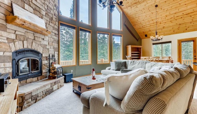 Private Retreat with Hot Tub and Game Room - Mountain Vista