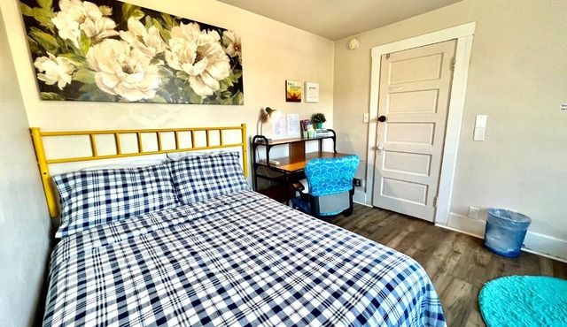 Private Room with Shared Bathrooms with Air Conditioner 10 Minutes To SeaTac Airport