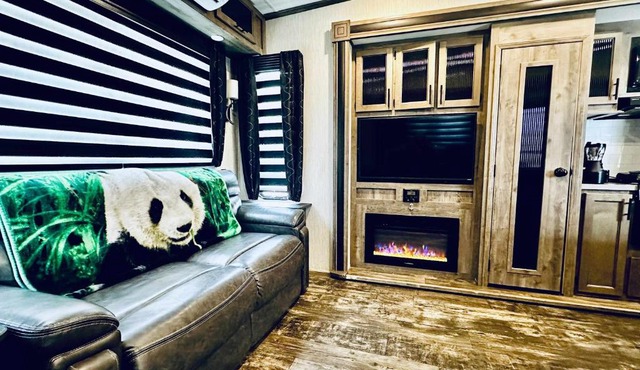 Puffy Panda RV-Hot Tub-Sleeps 2