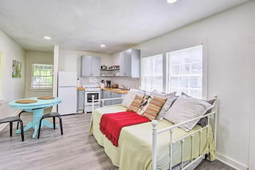 Quaint Leeds Studio w/Yard ~ 18 Mi to Birmingham!