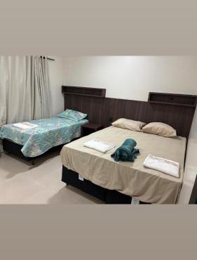 Quarto com TV 50 polegadas, frigobar, ar-condicionado e Wi Fi, sala e cozinha compartilhado