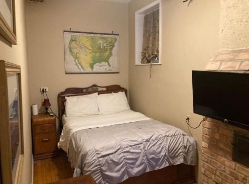 Queen bed with Private bathroom in Lakeview - 2E