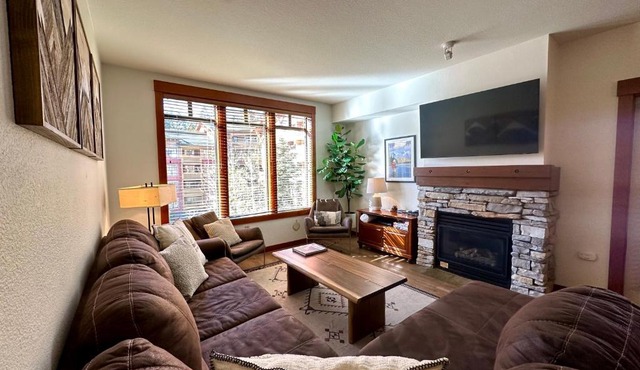 Quiet, Updated, Corner Condo in the Village! Parking, Pool & Spa
